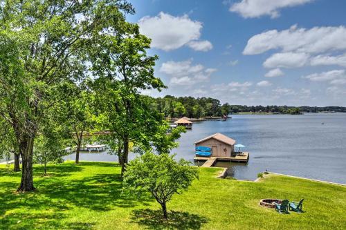 Beautiful Texas Retreat On Lake Palestine!