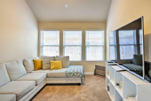 Suburban San Antonio Home With Covered Patio!
