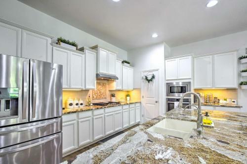 Suburban San Antonio Home With Covered Patio!