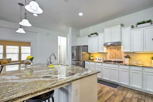 Suburban San Antonio Home With Covered Patio!
