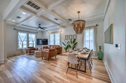 Super Cute Haus - Hot Tub-fire Pit-2 Blks To Main!