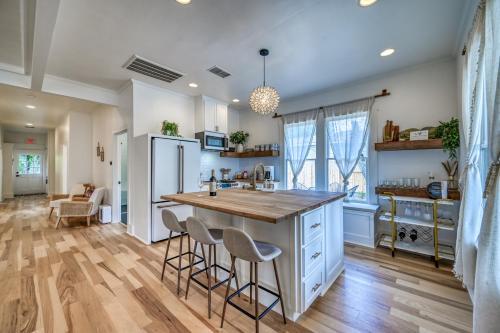 Super Cute Haus - Hot Tub-fire Pit-2 Blks To Main!
