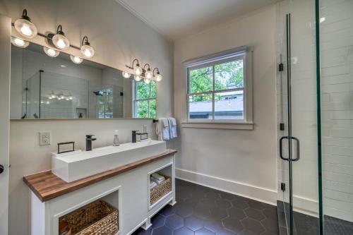 Super Cute Haus - Hot Tub-fire Pit-2 Blks To Main!