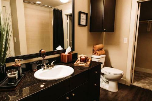 Apartamento Speakeasy And Come In. Designer Space W/ King Bed