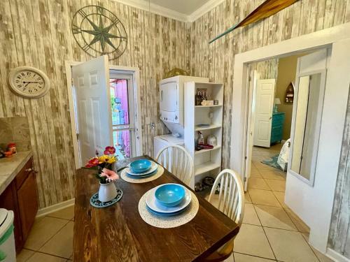 Charming Garden Cottage With Porretto Beach Pass!