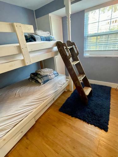 Seablue Cottage - Downstairs; 2 Blocks To The Beach