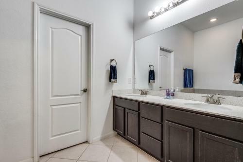 Beautiful 2 Story Luxury Home In An Upscale Area!