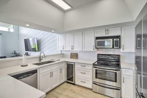 Amazing Waterfront Townhome With Patio And Grill!