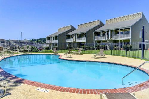 Amazing Waterfront Townhome With Patio And Grill!