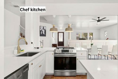 5 Bedrooms W/ Hot Tub, Chefs Kitchen, Game Lounge