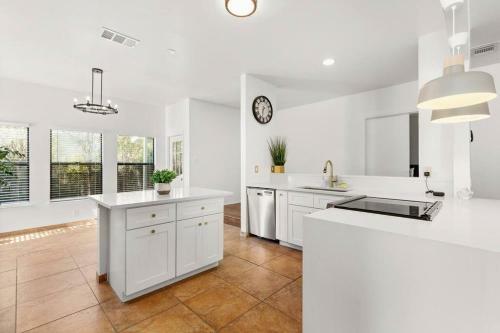 5 Bedrooms W/ Hot Tub, Chefs Kitchen, Game Lounge