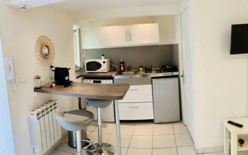Apartamento Charming Studio For 2 People In Marseille By Weekome