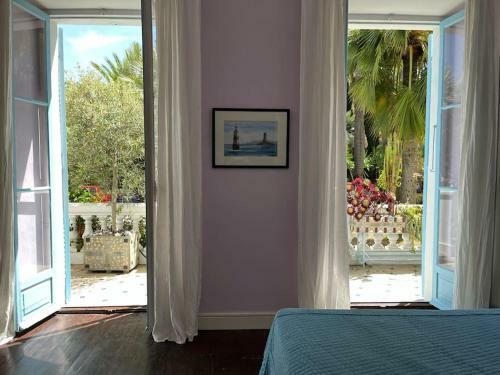 Beautiful Garden Apartment Steps From The Beach