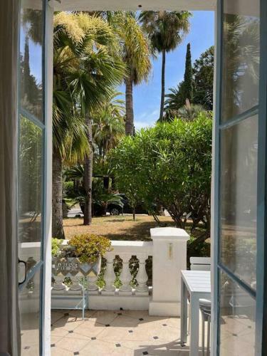 Beautiful Garden Apartment Steps From The Beach