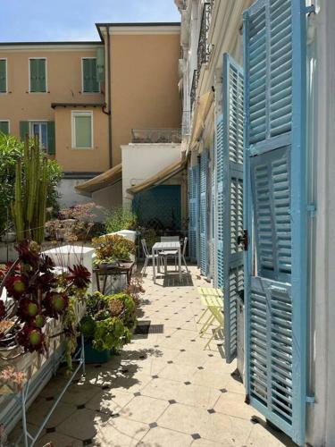 Beautiful Garden Apartment Steps From The Beach
