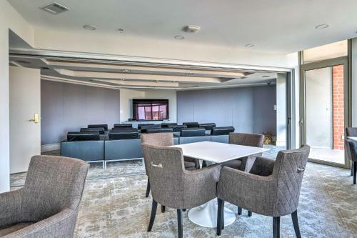 Apartamento Urban Arlington Escape With Community Pool!