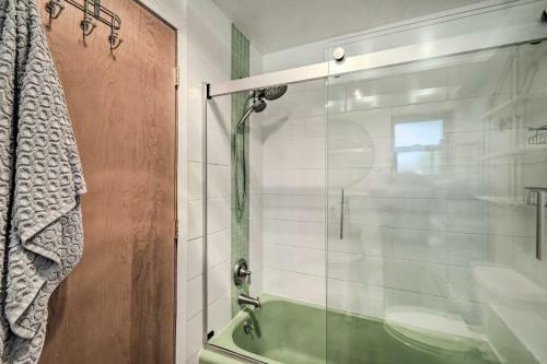 Bright And Airy Home With Sweeping View And Hot Tub