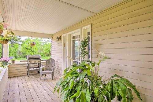 Island Gem With Shared Fire Pit, 3 Mi To Beach!