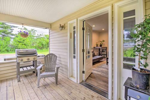 Island Gem With Shared Fire Pit, 3 Mi To Beach!