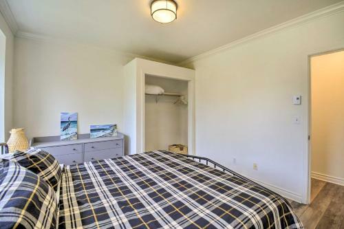 Island Gem With Shared Fire Pit, 3 Mi To Beach!