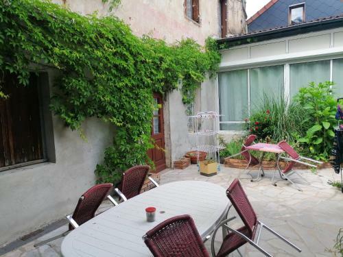 Apartamento Studio Avec Terrasse Amenagee Et Wifi A Neris Les Bains