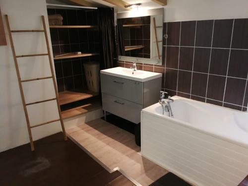 Jolie Maison De Ville Avec Terrasse Ombrag�e