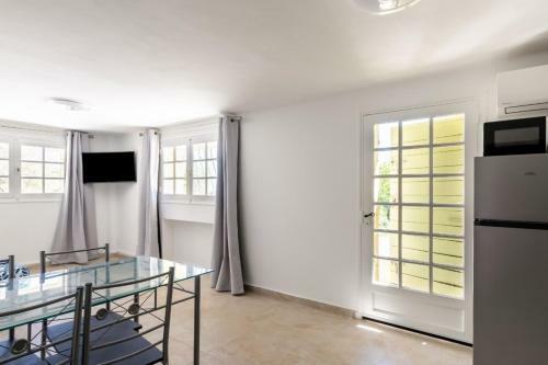 45m In Residence With Pool And Garden