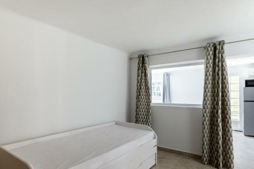 45m In Residence With Pool And Garden