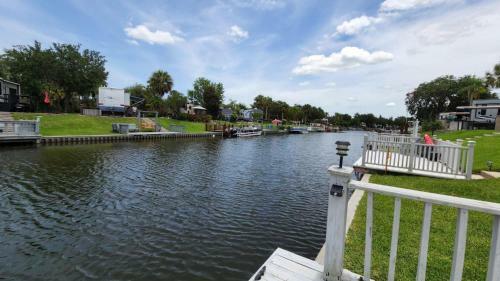 River Ranch Full Hook Up Waterfront Rv Campsite With Shade, Firepit, Grill And Private Dock