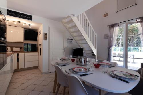Maison Avec Piscine A Quelques Metres De La Mer !