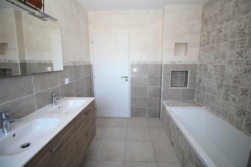 Maison 8 Personnes Proche De La Plage Et Des Commerces