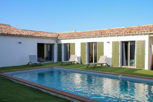 Villa Neuve Avec Piscine, Sainte Marie De R�