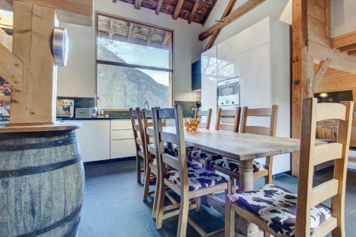 Chalet Sleeping 10 With Large Terrace And Garden.