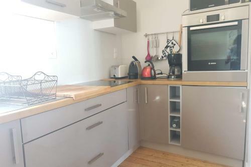 Spacious Apartment - 20m From Beach