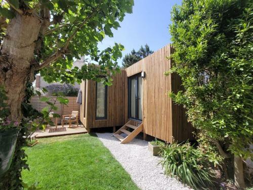 Cabane Sur Pilotis En Bois, Avec Jardin, Proche Mer