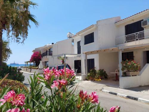 2 Bedroom Maisonette, 50m From The Sea