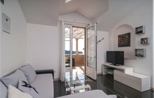 Two-bedroom Apartment Selca With Sea View 04