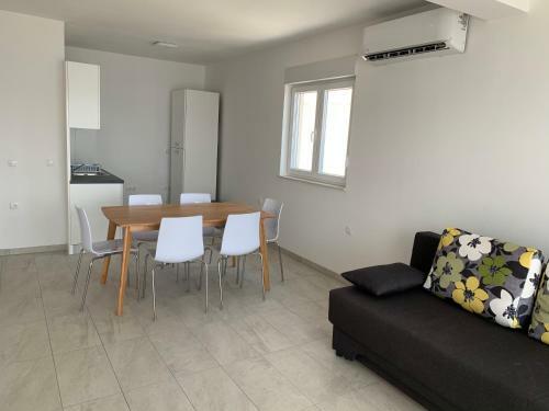 Hostal Elona Apartments