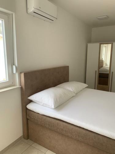 Hostal Elona Apartments