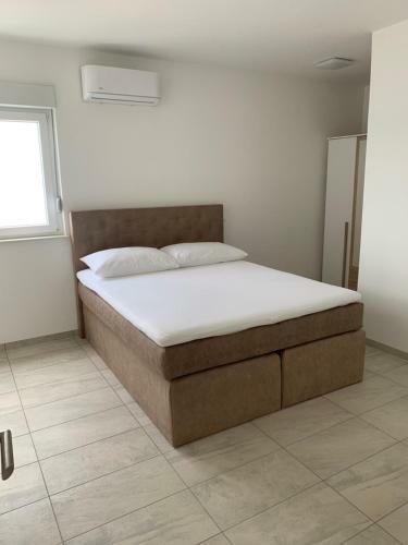 Hostal Elona Apartments
