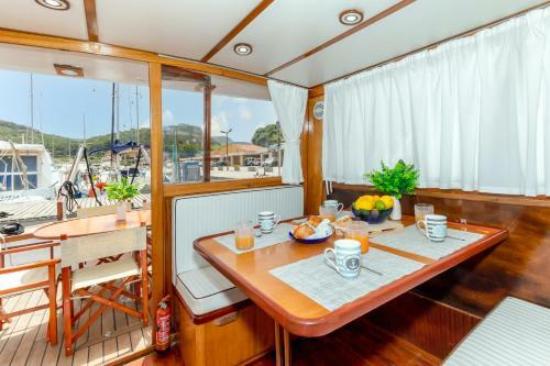 Marta Boat B&B