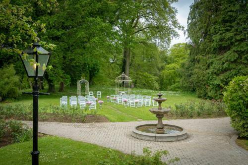 Castle Oaks House Hotel & Holiday Homes