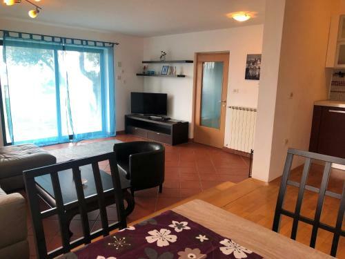 Beautiful Street Apartment - Sea View