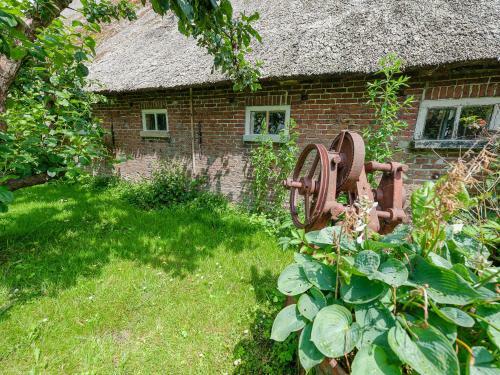 Cozy Apartment In Burum With Forest Nearby