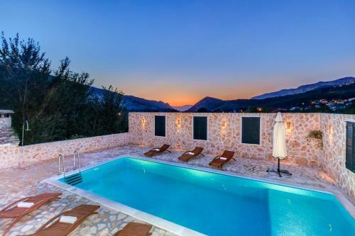 Villa Marta, Near Split, Private Pool And Cinema Room