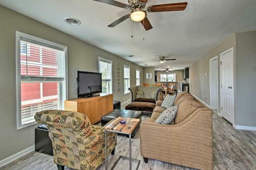 Beach House With Pool, Walk To Beaches And Bites!