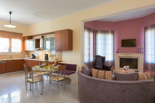 Sunny Breeze Deluxe Villa Near Beach, Private Pool