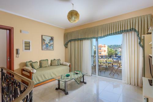 Sunny Breeze Deluxe Villa Near Beach, Private Pool