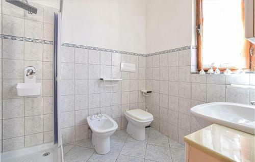 Beautiful Apartment In Galtelli' With 2 Bedrooms