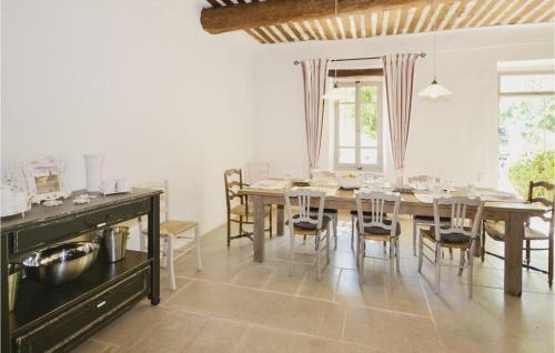 Five-bedroom Holiday Home In St. Saturnin Les Apt.